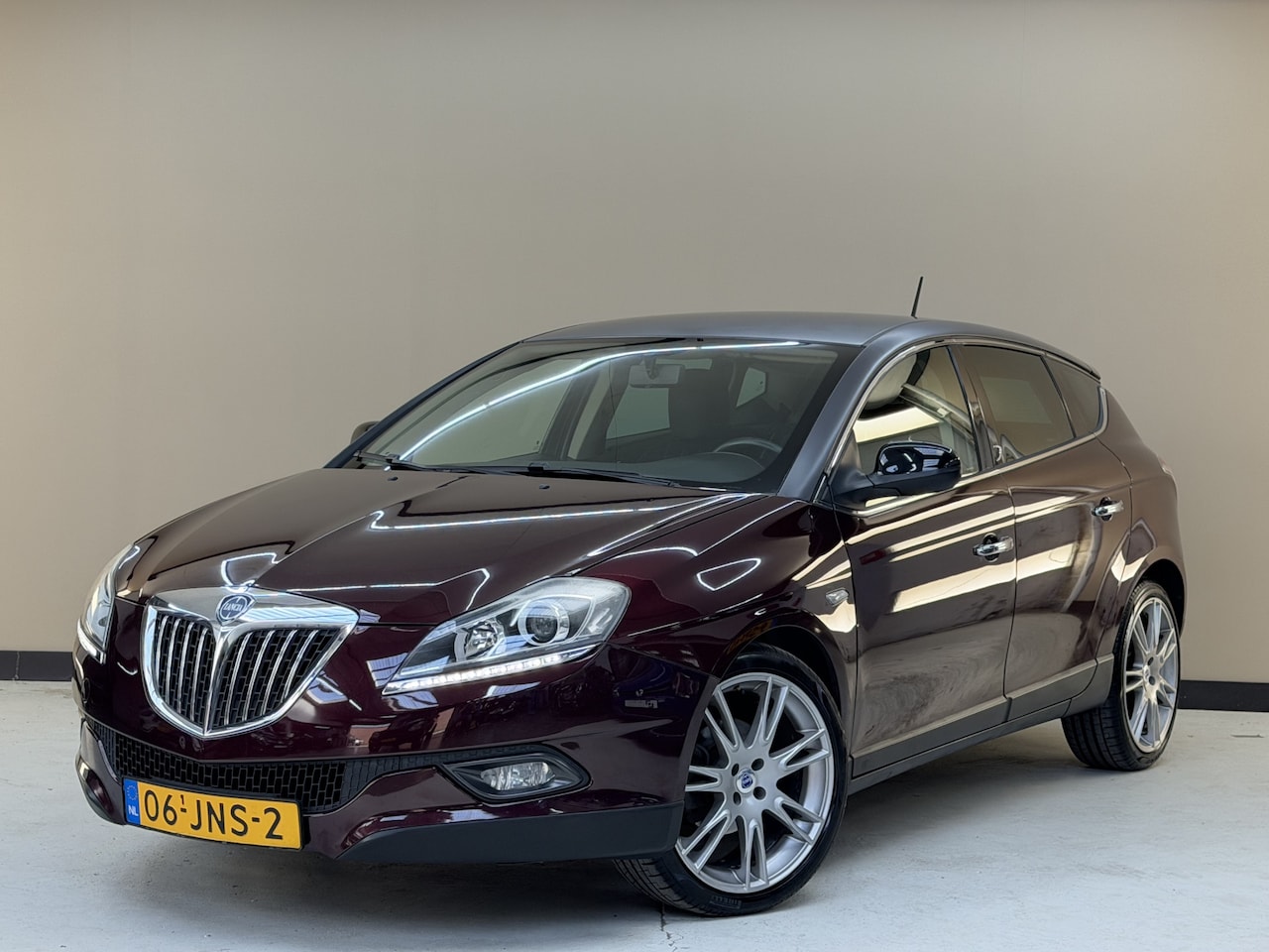 Lancia Delta - 1.4-16V Oro 1.4-16V Oro, 120Pk, 2009, Origineel Nederlands, Parkeersensoren, 18" velgen, Cruise contro - AutoWereld.nl
