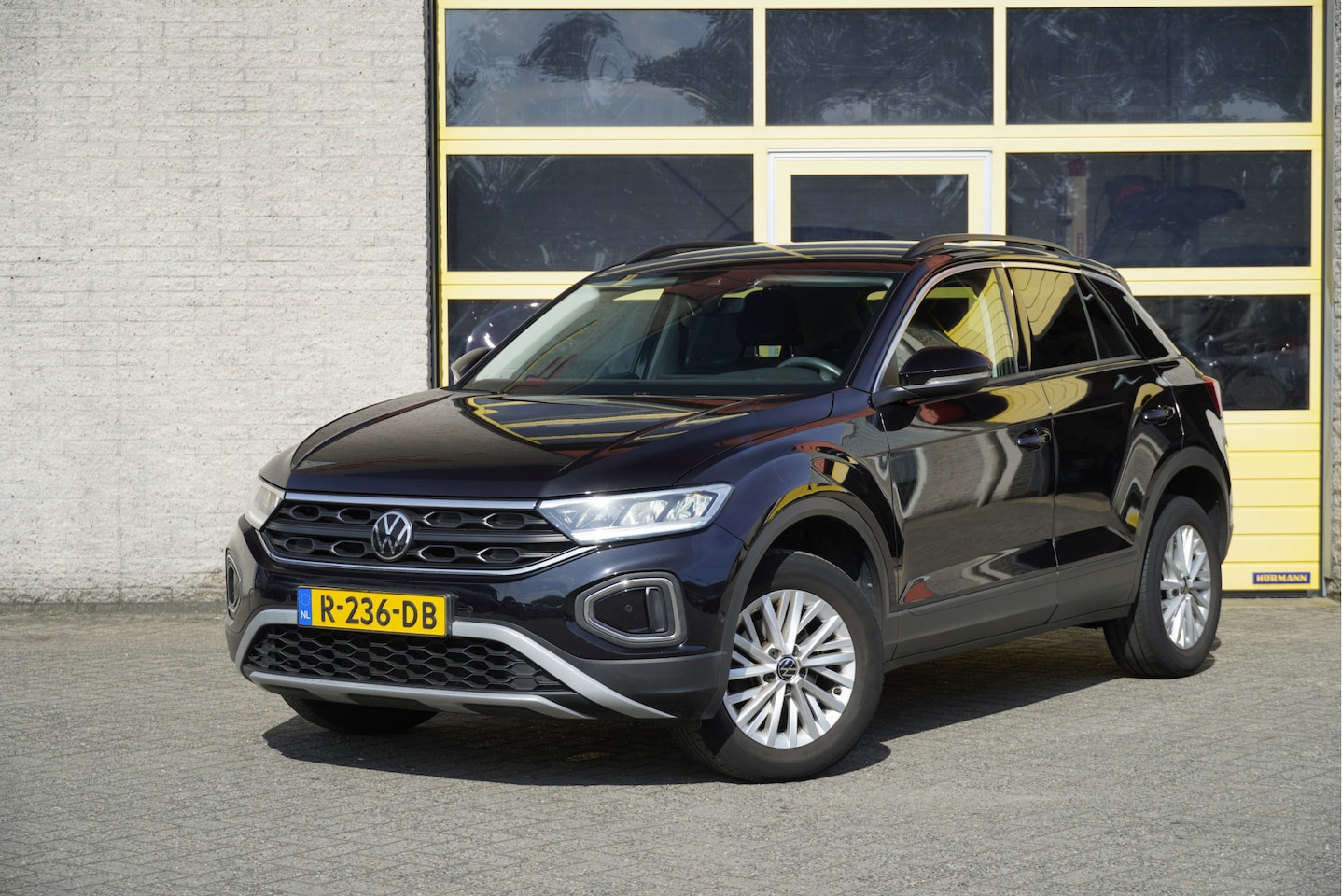 Volkswagen T-Roc - 1.0 TSI Life BJ2022 Lmv 16" | Led V+A | Pdc | Airco | Cruise control | Extra getint glas | - AutoWereld.nl