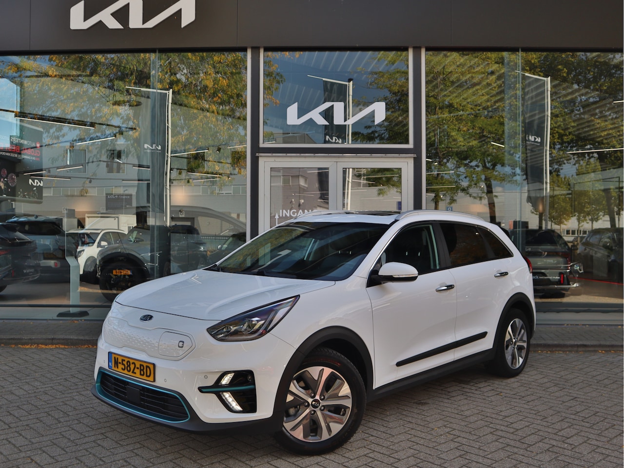 Kia e-Niro - ExecutiveLine 64 kWh | Leder | Stoelventilatie | JBL | Schuifdak | All-Seasons | tot 10 ja - AutoWereld.nl