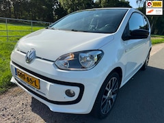 Volkswagen Up! - 1.0 groove up BlueMotion Navi|Cruise|Stoelverwarming|PDC|afn. trekhaak