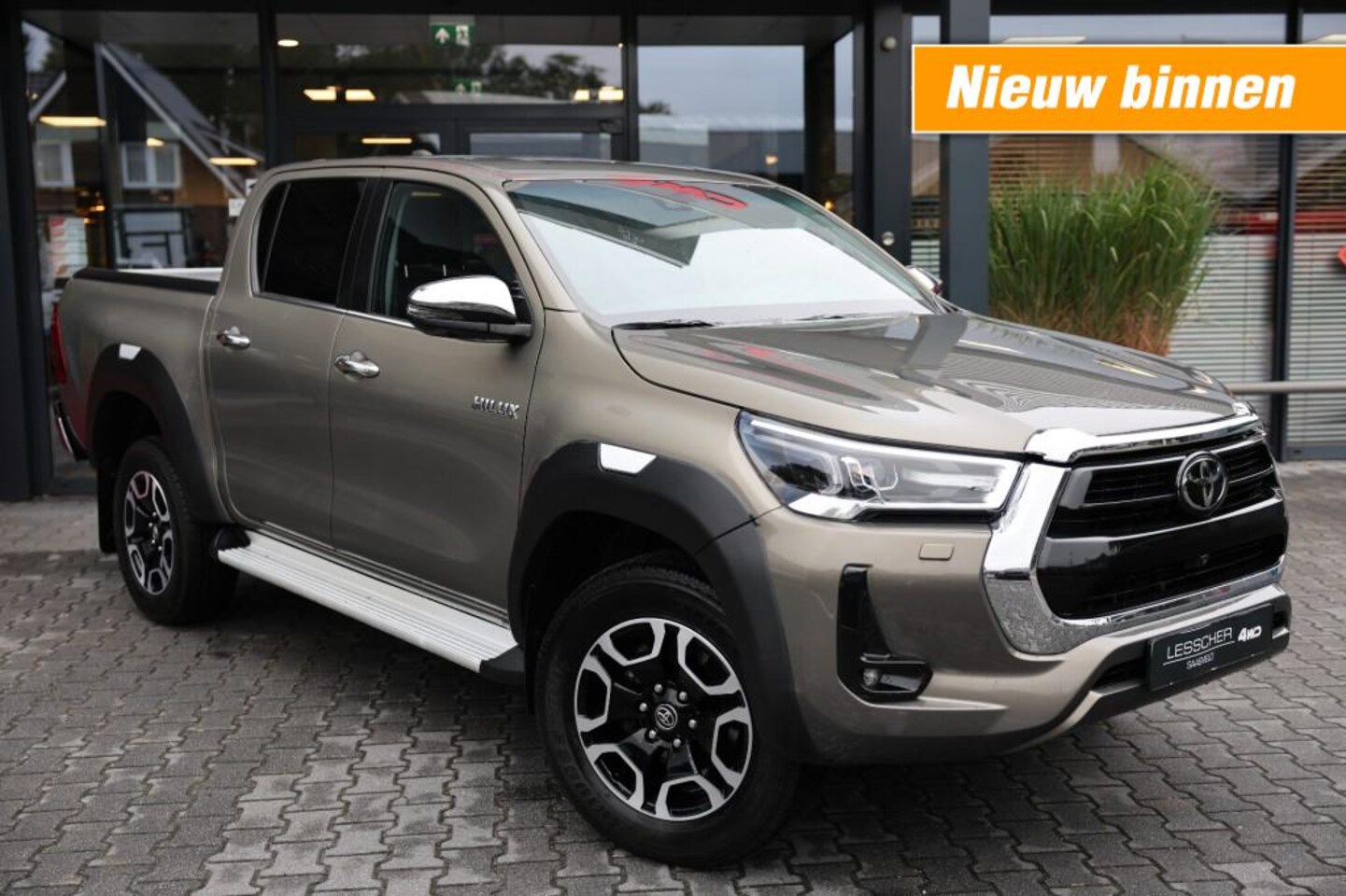 Toyota HiLux - 2.8 D-4D DUBBEL CABIN EXECUTIVE A/T 2 ZITS 4WD VAN - AutoWereld.nl