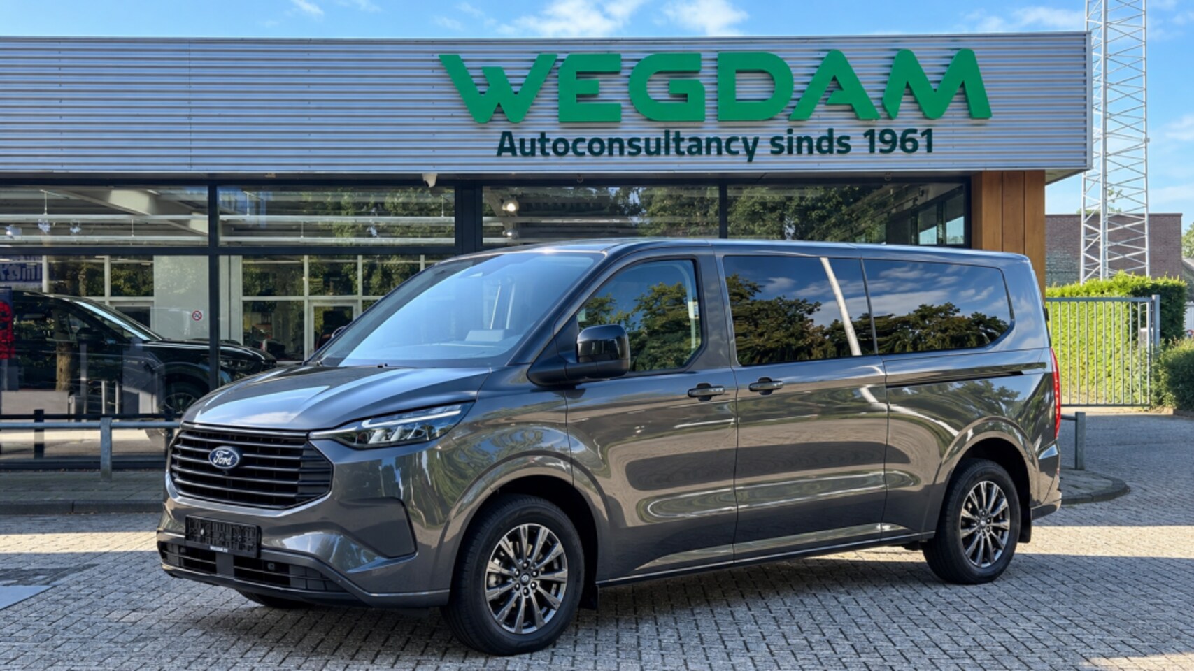 Ford Transit Custom - 2.5 PHEV 340 L2 LIMITED 9p 17inch All weather/ 40.590 ex VAT. - AutoWereld.nl