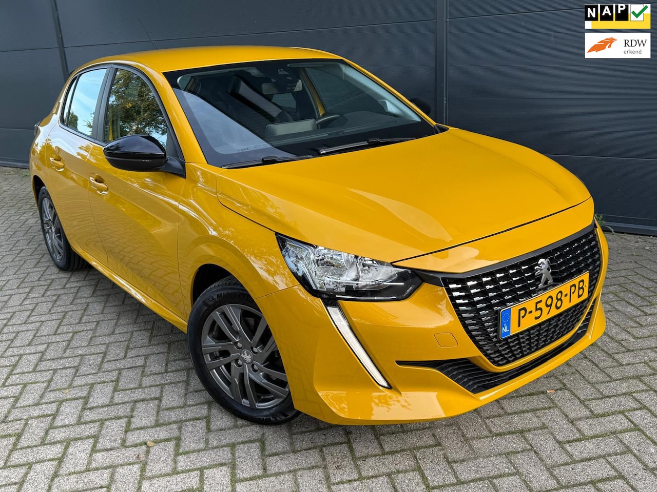 Peugeot 208 - 1.2 PureTech Active Pack/Automaat/Navi/Carplay/parksensoren/trekhaak - AutoWereld.nl