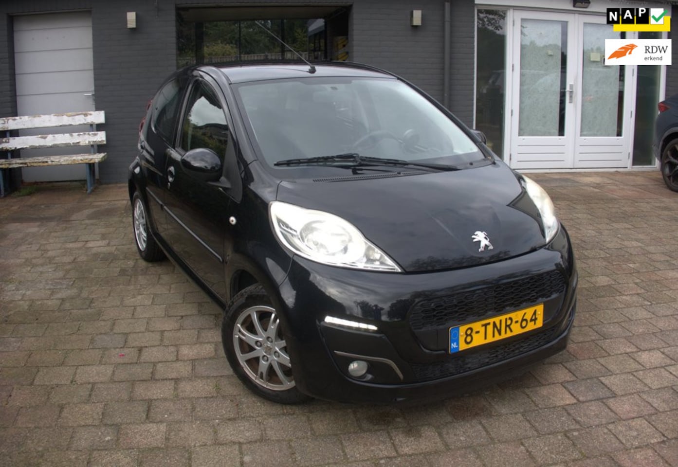Peugeot 107 - 1.0 -Full option-Dealer onderhouden-APK-nieuwe banden- - AutoWereld.nl