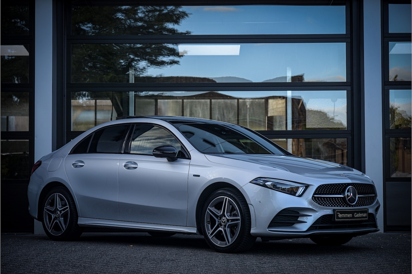 Mercedes-Benz A-klasse - 250 e AMG Line * Pano * Night-pakket * Distronic - AutoWereld.nl