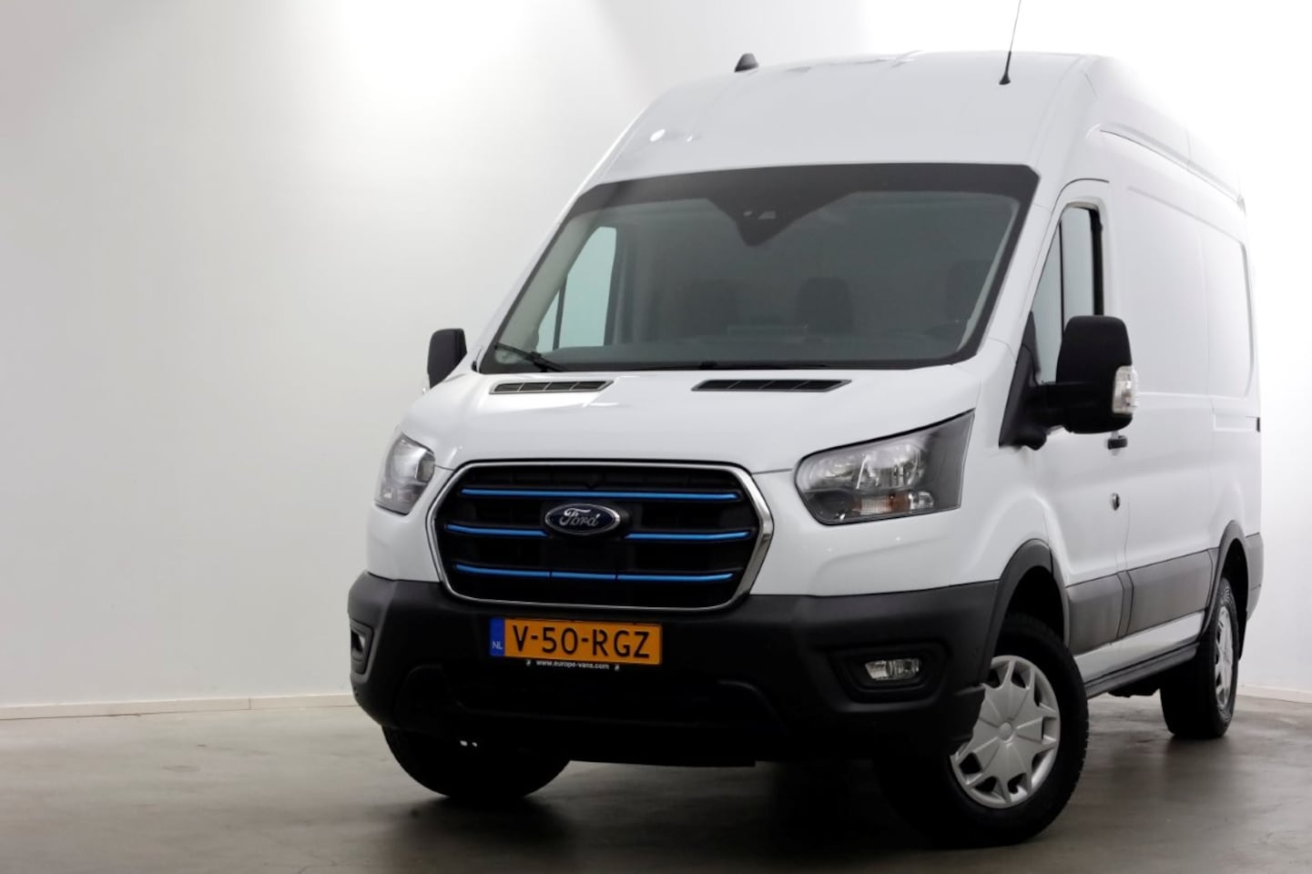 Ford E-Transit - 350 L2H3 68 kWh Trend 100% Elektrisch Snellader/Airco/Navi SOH 99% 12-2024 - AutoWereld.nl