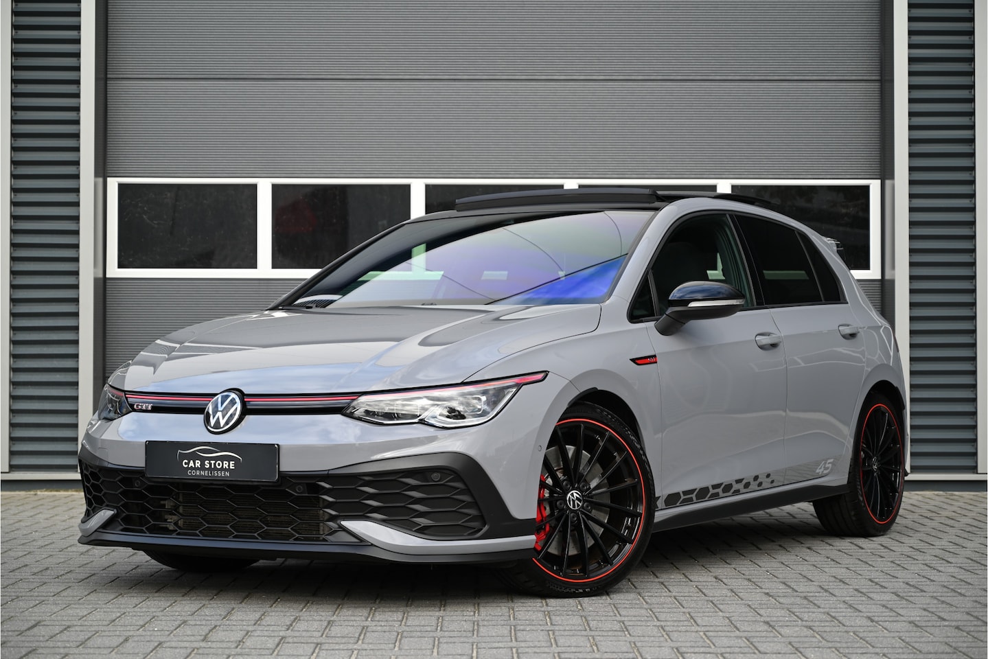 Volkswagen Golf - 2.0 TSI CLUBSPORT 300 PK 45 JAHRE / PANO / AKRAPOVIC / HEAD UP / IQ LIGHTS / HARMAN KARDON - AutoWereld.nl