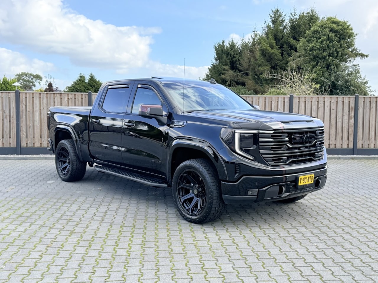 GMC Sierra - AT4 BLACK 5.3 LS 22'' FEUL LPG PANO - AutoWereld.nl