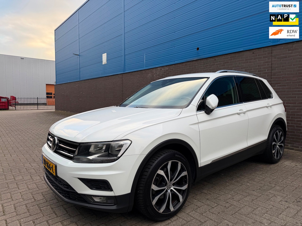 Volkswagen Tiguan - 1.5 TSI Comfortline Business | ACC | 19” LM Velgen | CarPlay | Parkeersensoren | Trekhaak - AutoWereld.nl