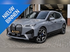 BMW iX - xDrive50 112 kWh M-Sport |Individual Storm Bay|B&W Diamond|Massage|Laser|Trekhaak|Sky Loun