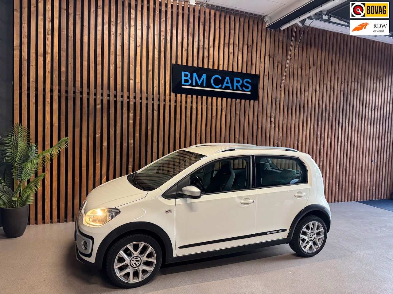Volkswagen Up! - 1.0 cross up! BlueMotion Airco - AutoWereld.nl