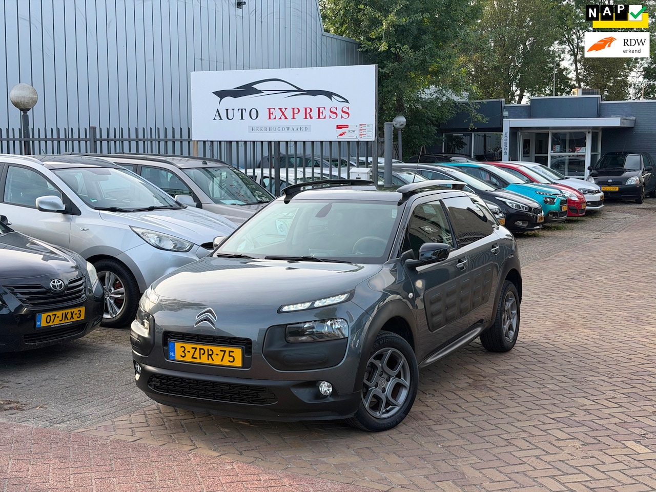 Citroën C4 Cactus - 1.2 e-VTi Shine Aut/Navi/Camra/Airco/Cruise/Nap/Nieuw Apk/Dealer onderhoud/ 2 sleutels aan - AutoWereld.nl