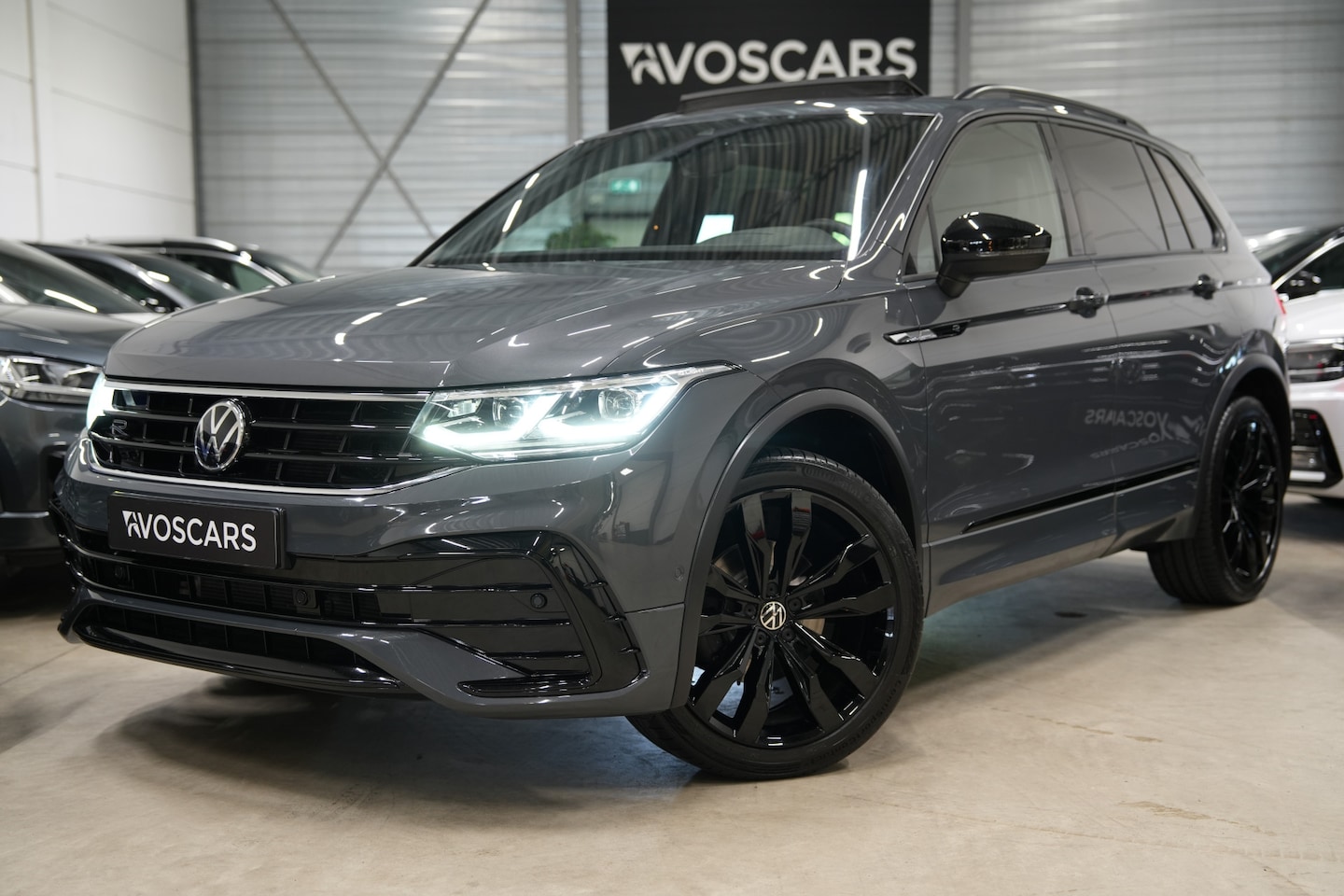 Volkswagen Tiguan - 1.5 TSI R-Line * Pano - Trekhaak - Camera - Black Style - ACC - Blind Spot - 20" - IQ Ligh - AutoWereld.nl