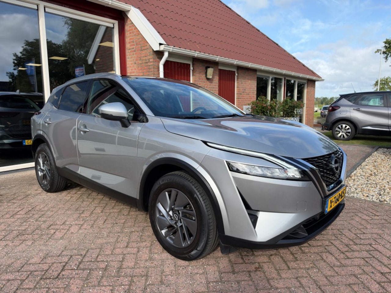 Nissan Qashqai - 1.3 MHEV ACCESS EDITION 140 PK Panoramadak/Trekhaak/Camera/Navigatie - AutoWereld.nl