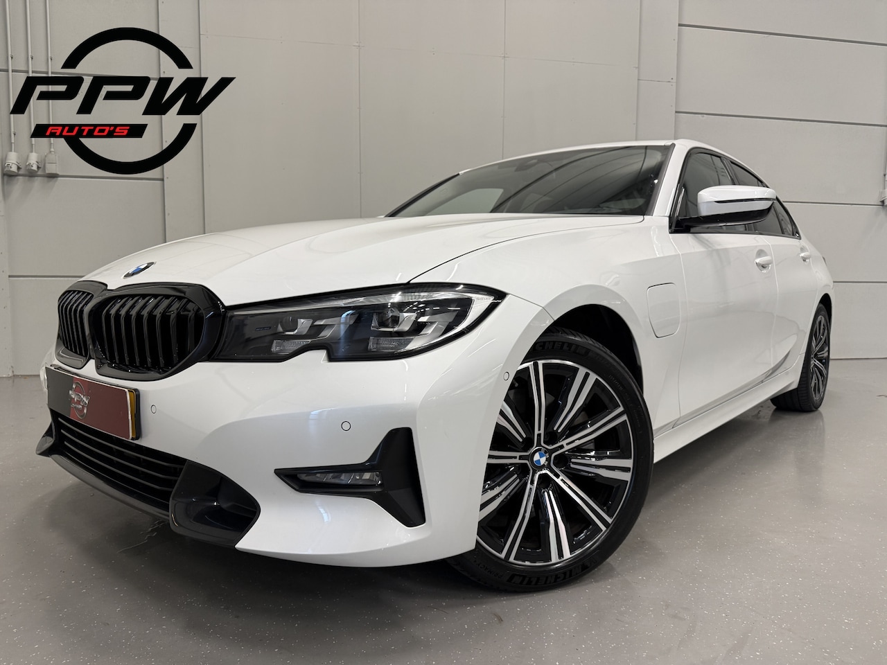 BMW 3-serie - 320e Edition CAMERA/LEER-SPORT/MEMORY/LIVE COCKPIT PRO/LED/CARPLAY/SFEER/18"/PRIVACY/SHADO - AutoWereld.nl