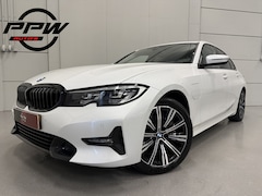 BMW 3-serie - 320e Edition CAMERA/LEER-SPORT/MEMORY/LIVE COCKPIT PRO/LED/CARPLAY/SFEER/18"/PRIVACY/SHADO