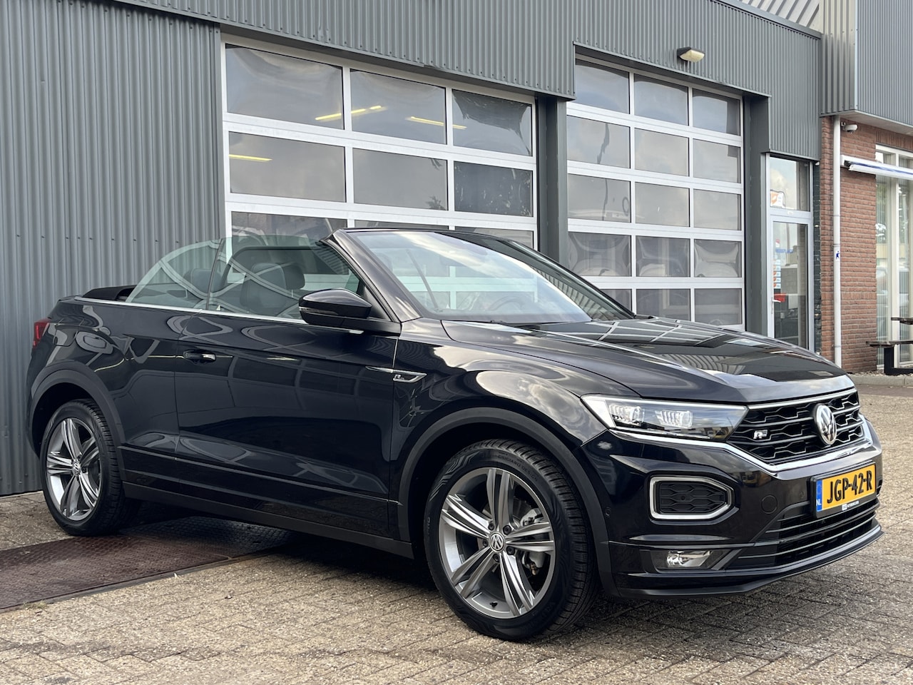 Volkswagen T-Roc Cabrio - 1.5 TSI R-Line Virtuele display Apple carplay Airco Cruise controle Stoelverwarming Stuur - AutoWereld.nl