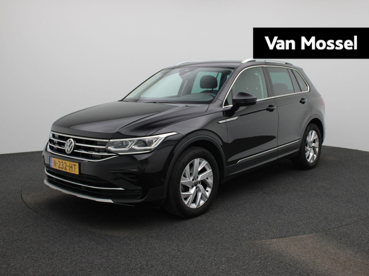 Volkswagen Tiguan - 1.5 TSI Elegance 150 PK| Dealeronderhouden | Trekhaak | Navigatie | Achteruitrijcamera | C - AutoWereld.nl