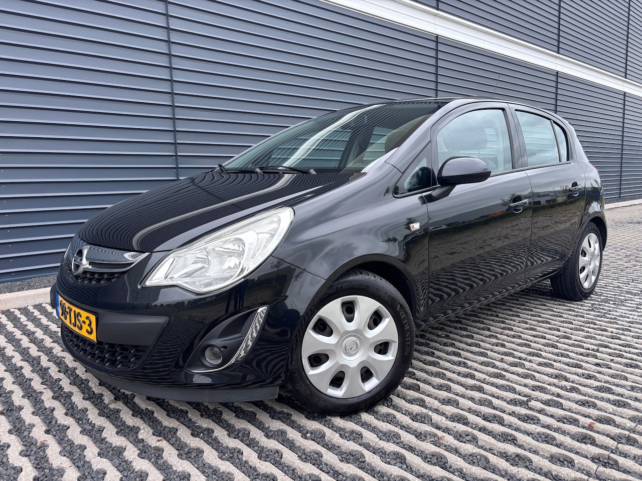 Opel Corsa - 1.2-16V Anniversary Edition | 5-Deurs | Airco - AutoWereld.nl