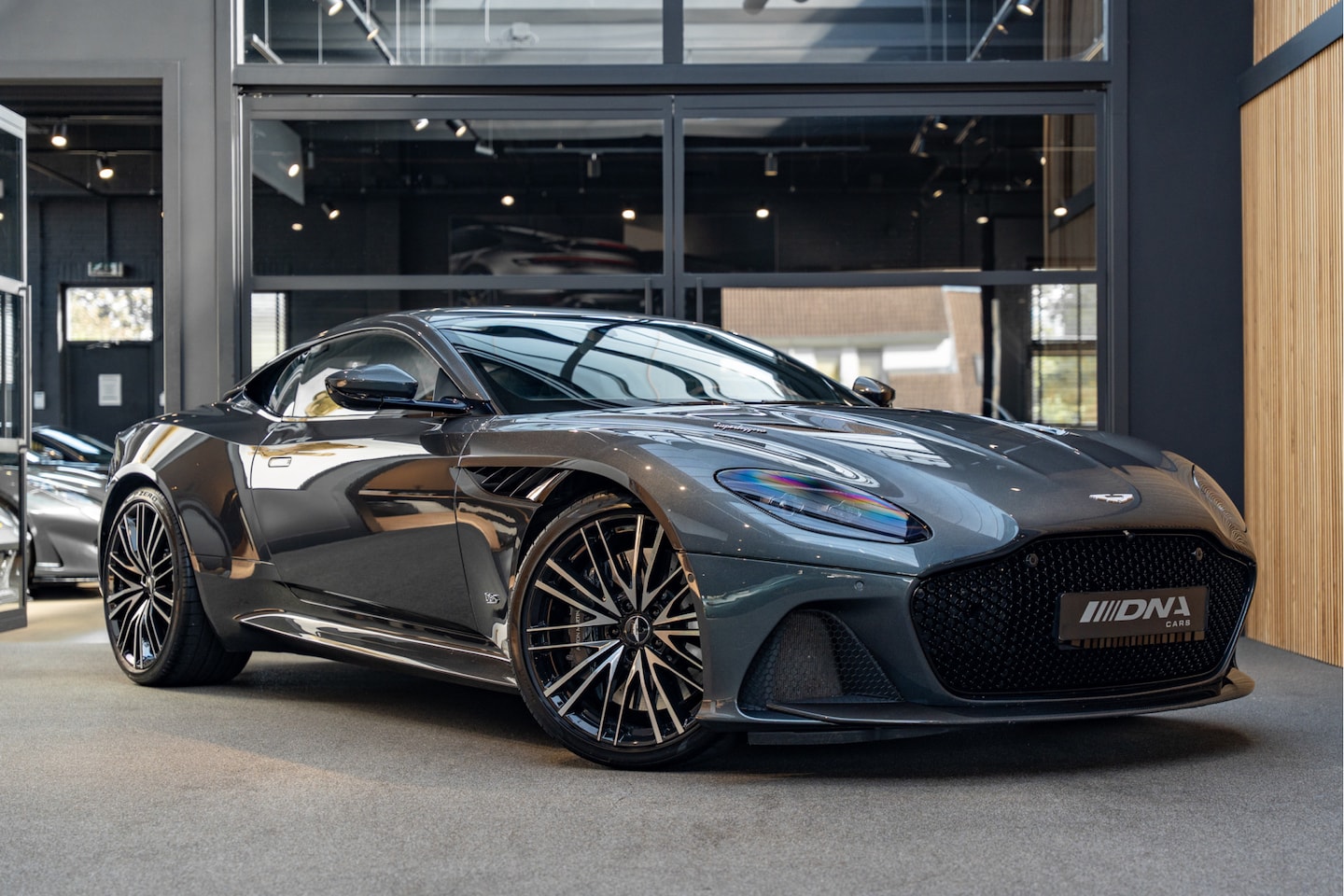 Aston Martin DBS - 5.2 V12 Superleggera Carbon - AutoWereld.nl