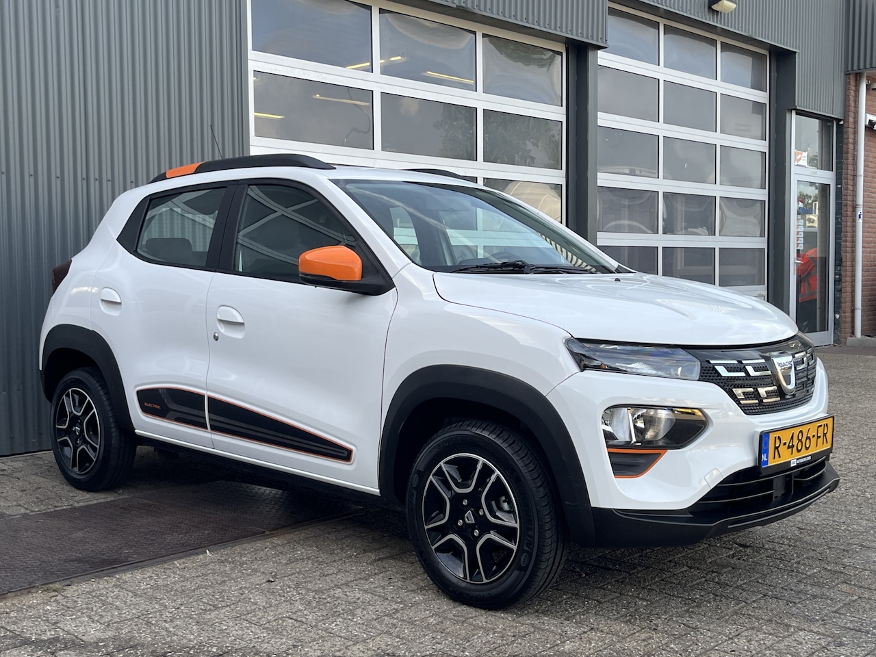 Dacia Spring - Comfort Plus 27 kWh Airco Cruise controle Telefoonverbinding Navigatiesysteem Oplaadkabel - AutoWereld.nl