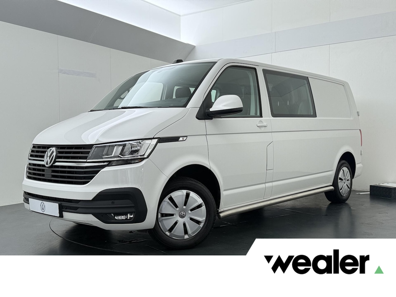 Volkswagen Transporter - 2.0 TDI L2H1 30 DC Highline | 110 pk | Trekhaak | Airco | Cruise control | Navigatiesystee - AutoWereld.nl