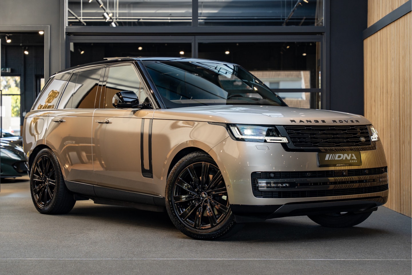 Land Rover Range Rover - P460e Autobiography P460e Autobiography PHEV Batumi Gold - AutoWereld.nl