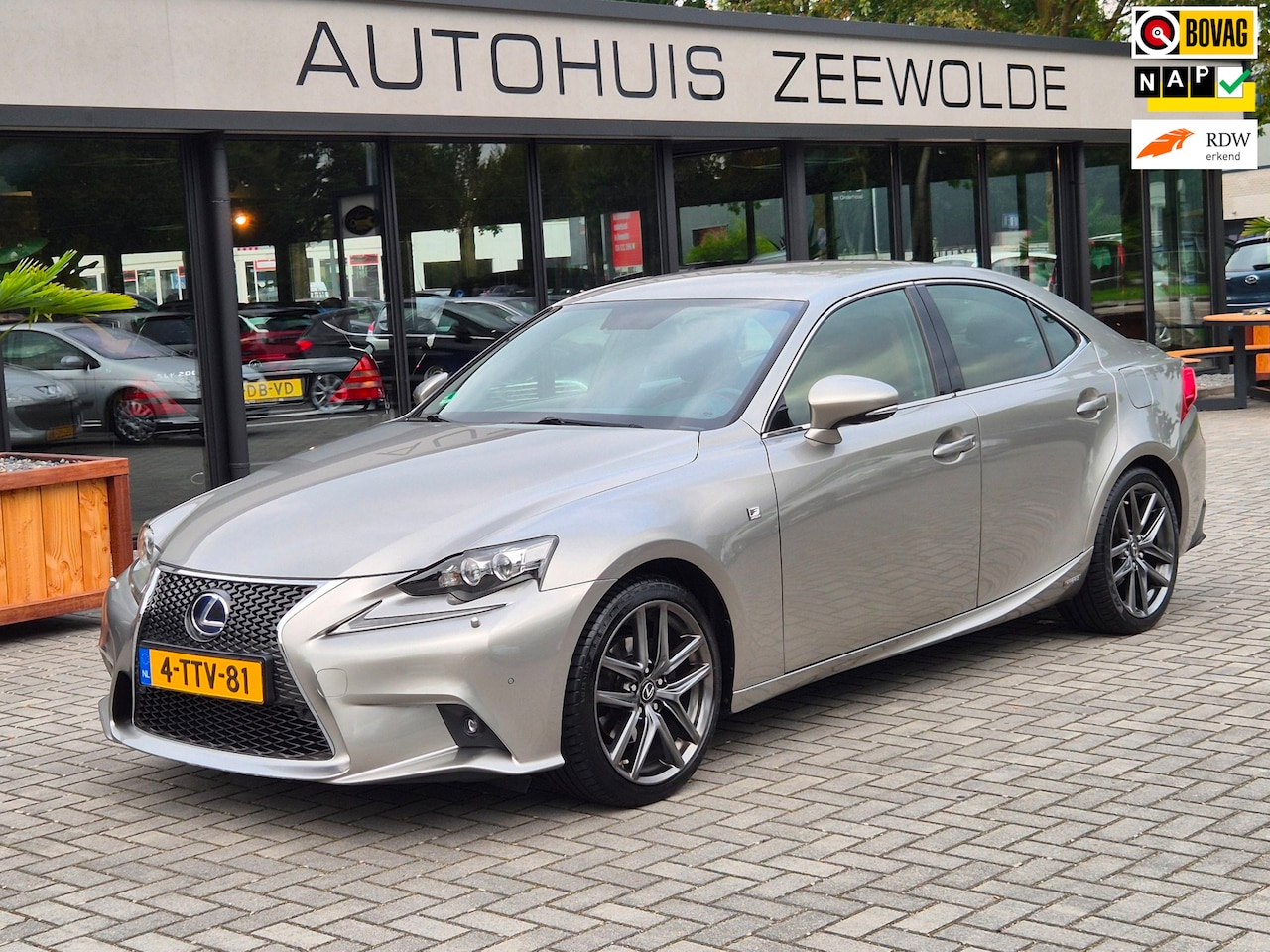 Lexus IS - 300h F Sport I Leder I Led I 1e eig I NAP! - AutoWereld.nl