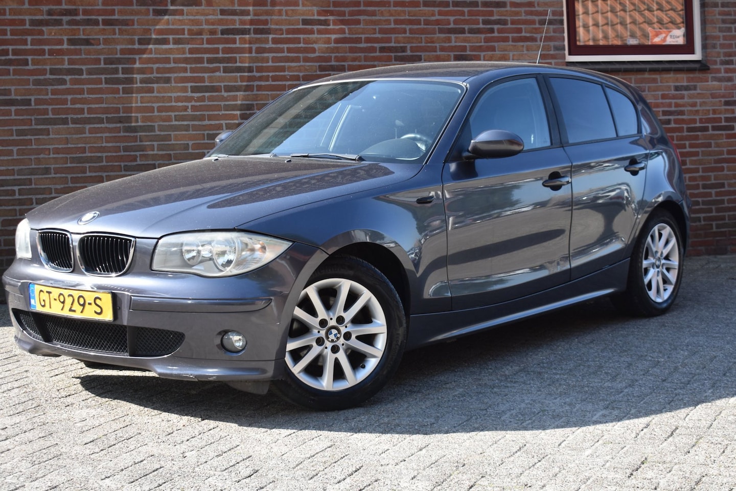 BMW 1-serie - 116i High Executive '05 Motor loopt rauw - AutoWereld.nl