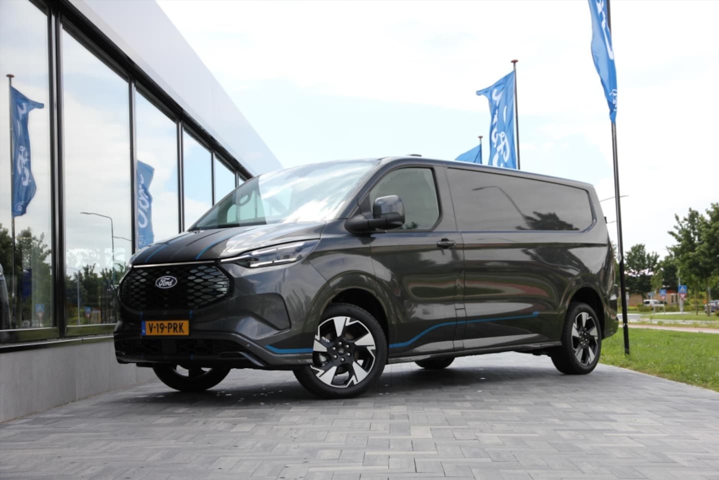Ford Transit Custom - GB 71kWh 218pk L2H1 340 Sport - AutoWereld.nl