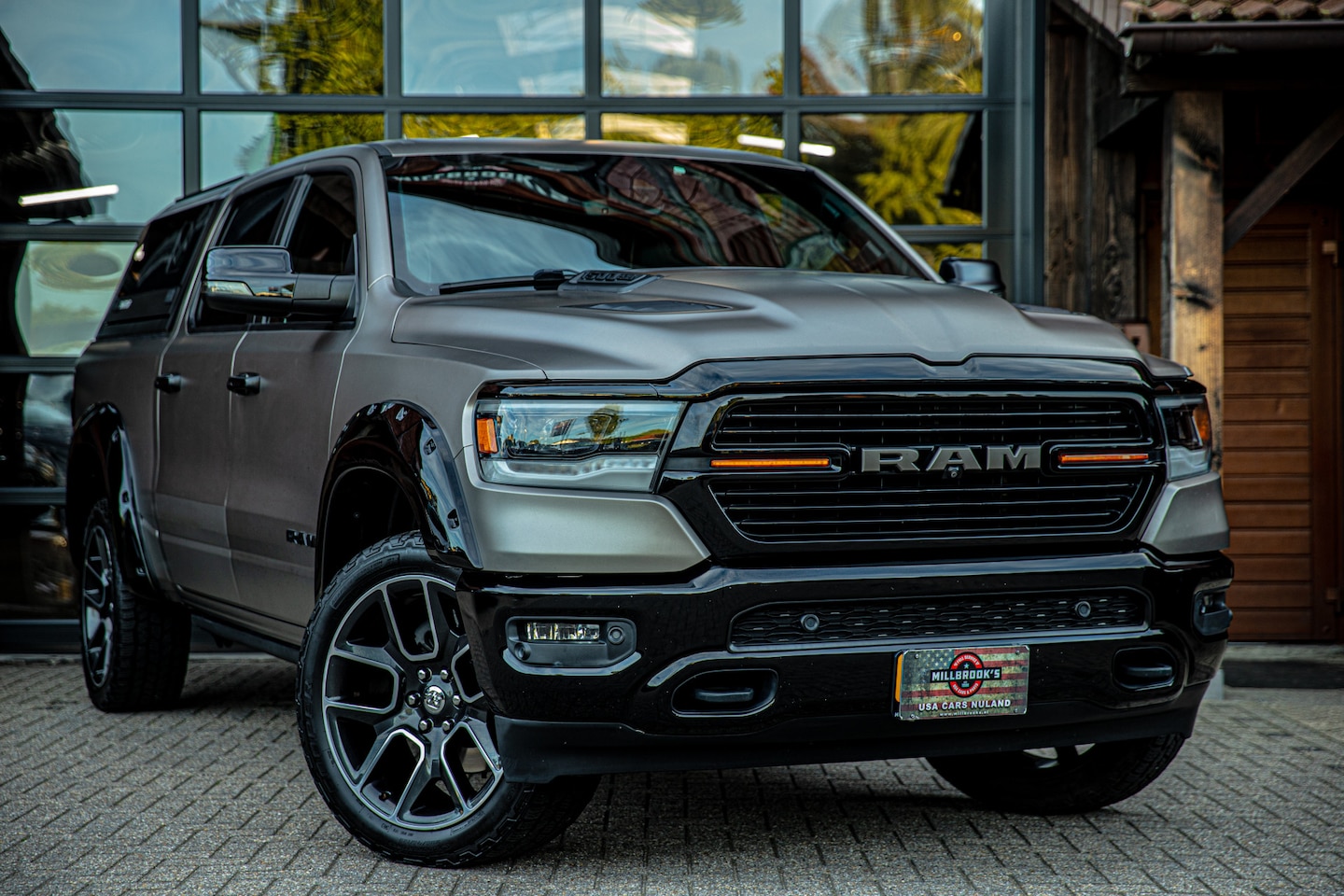 Dodge Ram 1500 - 5.7 V8 4x4 Crew Cab Laramie 5.7 V8 4x4 Crew Cab Laramie - AutoWereld.nl