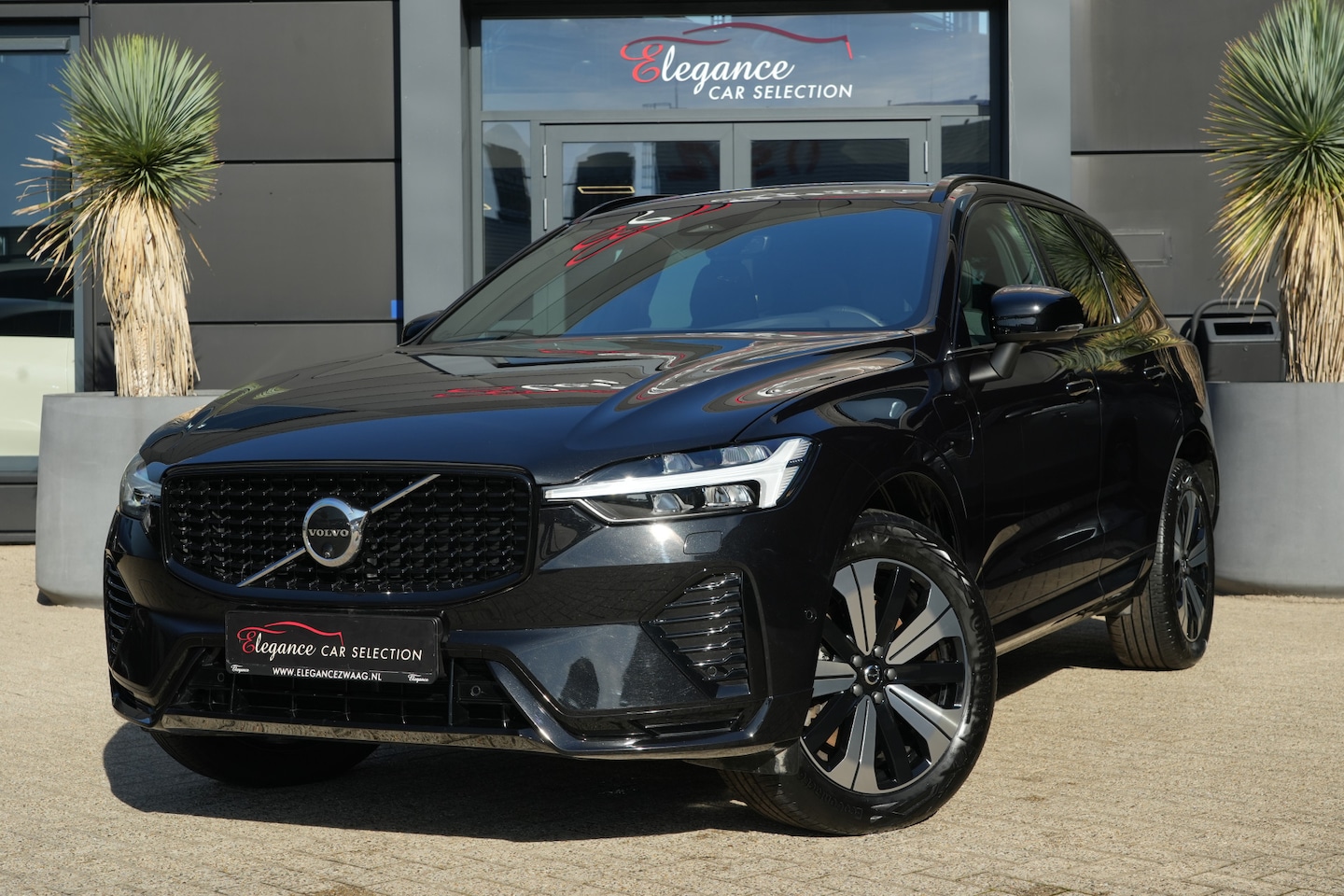 Volvo XC60 - 2.0 T6 Plug-in hybrid AWD Plus Dark 350pk Navigatie/Stoelverwarming/360Camera - AutoWereld.nl