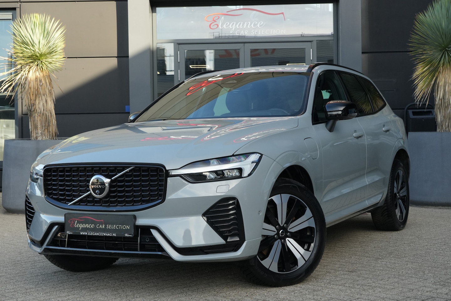 Volvo XC60 - 2.0 T6 Plug-in hybrid AWD Plus Dark 350pk Navigatie/Stoelverwarming/360Camera - AutoWereld.nl