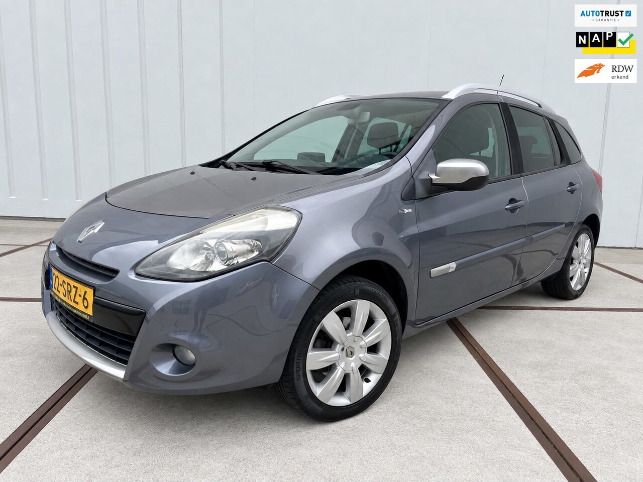 Renault Clio Estate - 1.2 TCE Night & Day Clima - Lm velgen - navi - h.leder - NAP - cruise control - armsteun - AutoWereld.nl