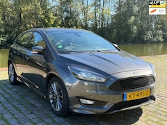 Ford Focus - 1.0 ST-Line Zeer netjes navigatie trekhaak cruis control airco elektrische ramen cv op afs
