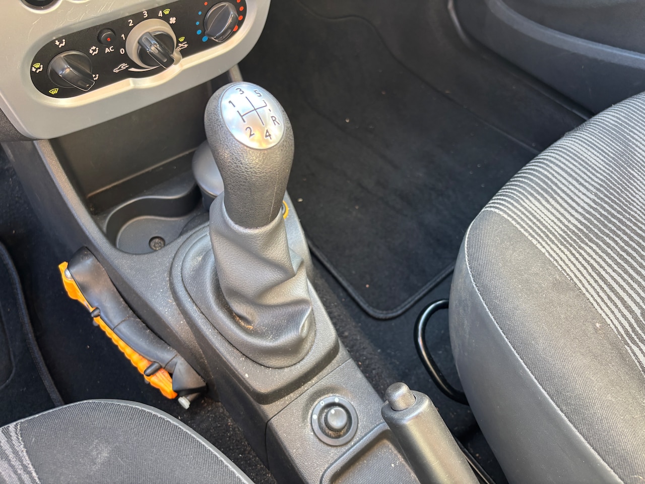 Dacia Sandero - 1.2 Lauréate | Org-NL auto. Airco. Stuurbekr. APK. Onderhouden.