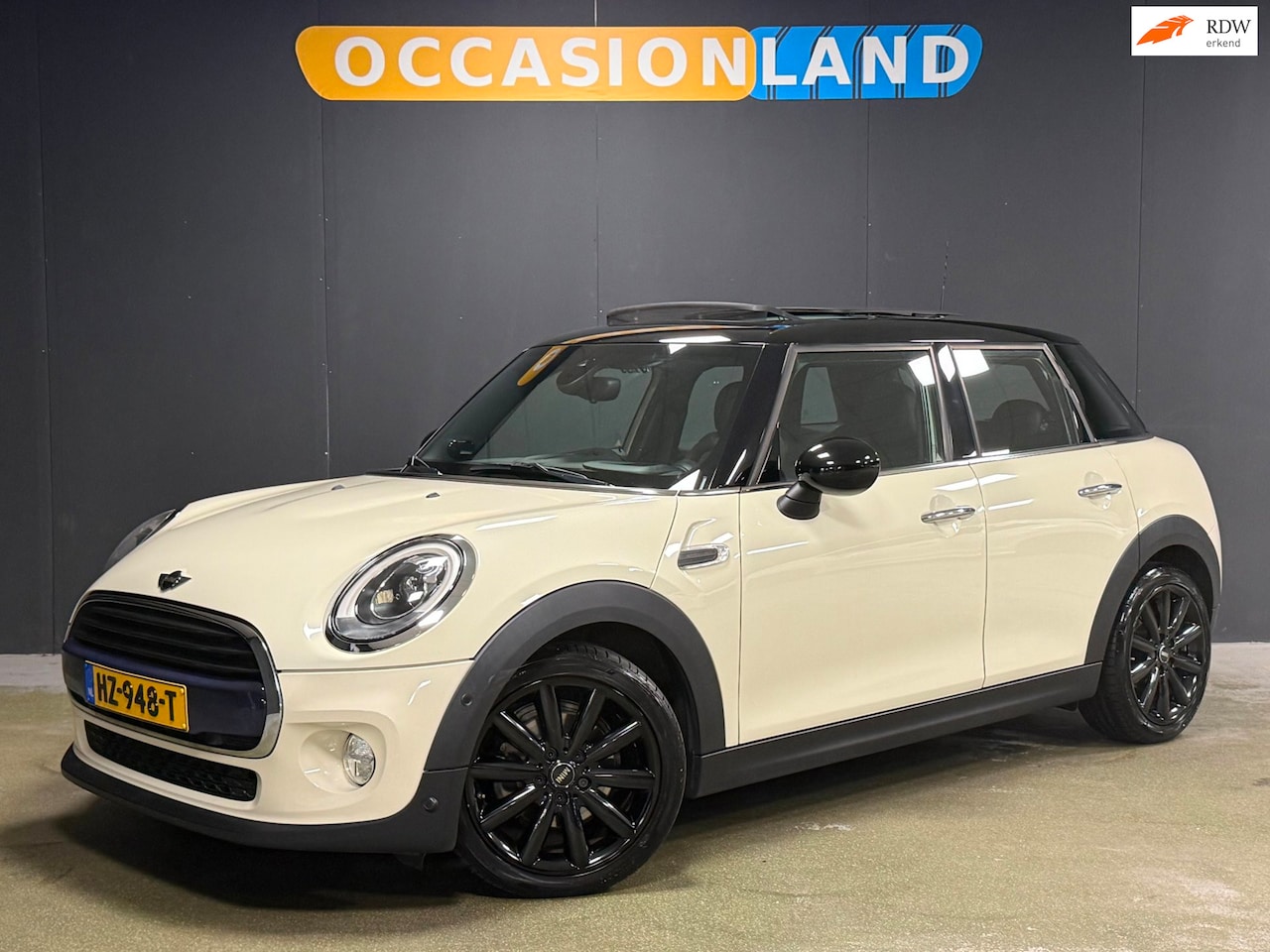 MINI 5-Deurs - 1.5 Cooper Chili Serious Business|PANO|KEYLESS|LED|PDC|ACC|STOELV|CAMERA|HUD|HARMAN|SFEER| - AutoWereld.nl