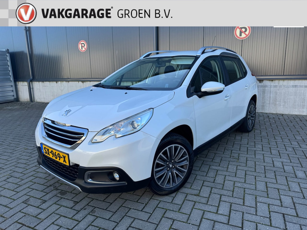 Peugeot 2008 - 1.2 PureTech Active / airco / cruise / trekhaak ! - AutoWereld.nl