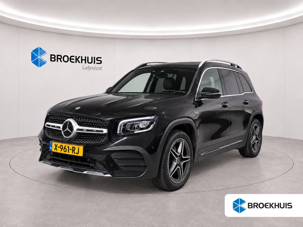 Mercedes-Benz GLB - 200 163PK AMG-LINE AUTOMAAT / NAVI / LEDER / CLIMA / FULL-LED / PDC / 19" LMV / PANO. DAK - AutoWereld.nl