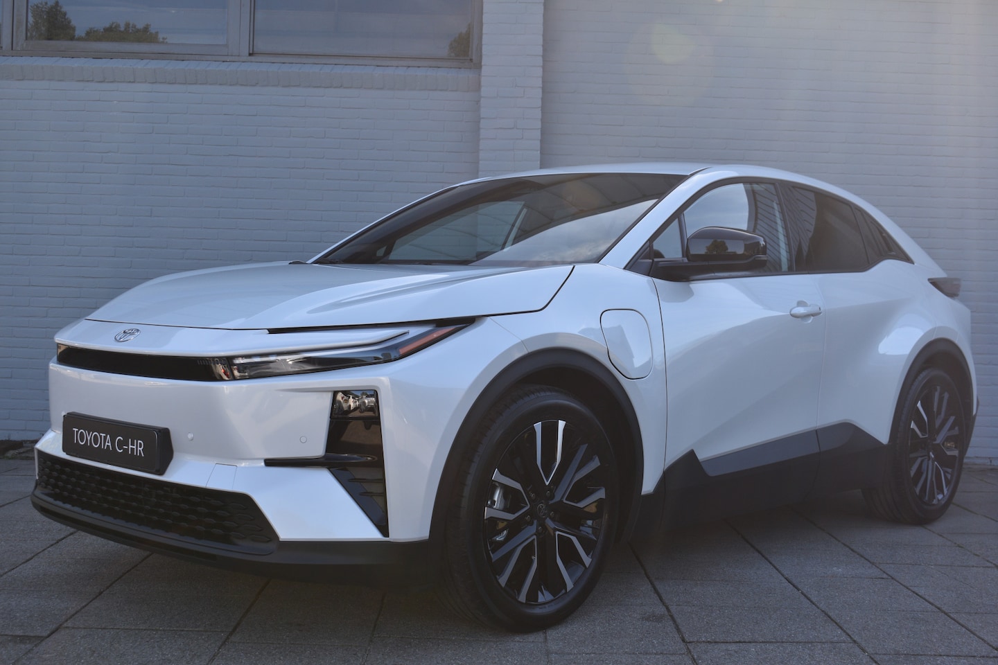 Toyota C-HR - First Edition 77 kWh Automaat 224pk | 20 two-tone lichtmetalen velgen | Elektrisch achterk - AutoWereld.nl