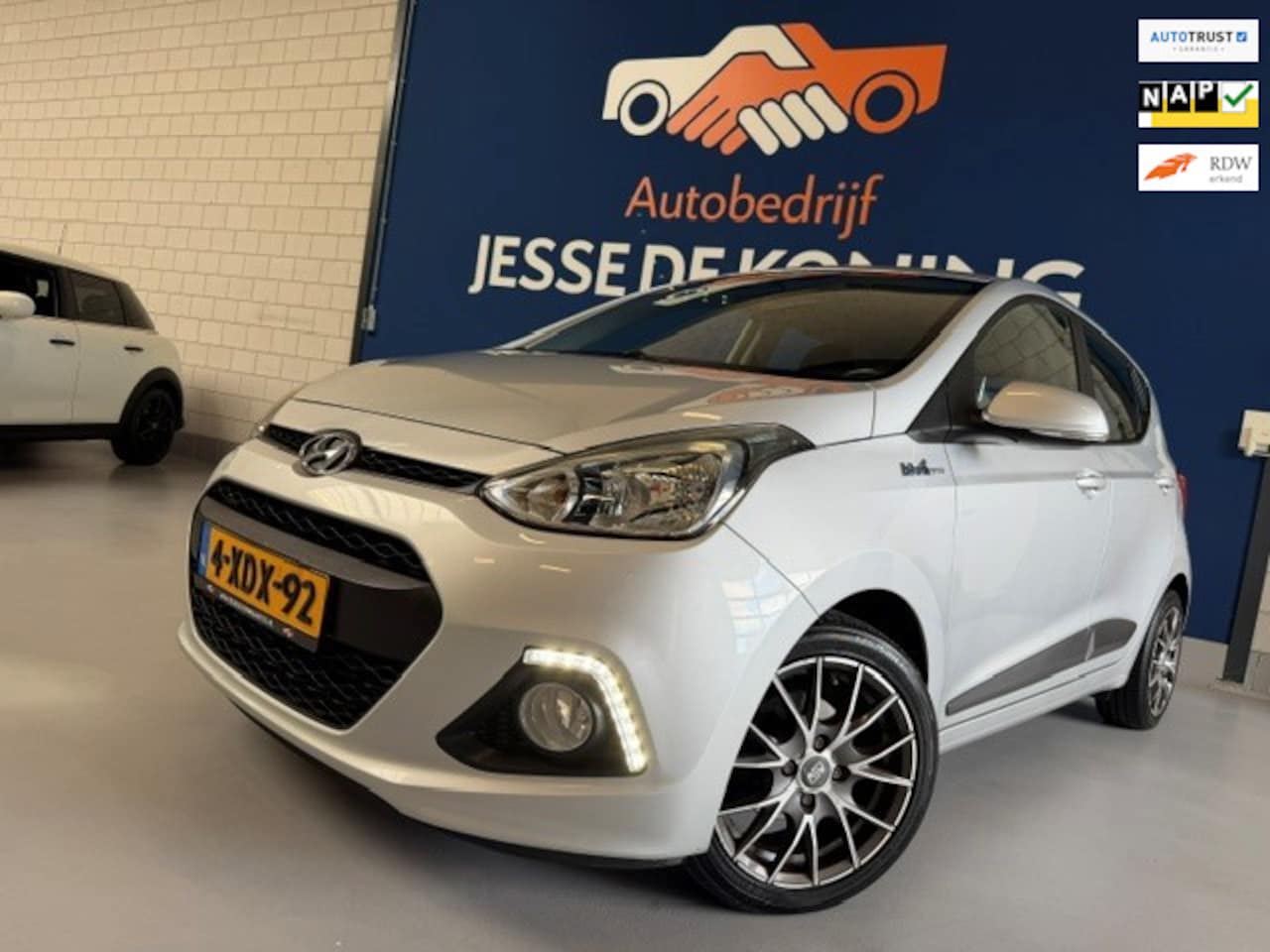 Hyundai i10 - 1.0i i-Motion Premium /bj.2014 / kleur: grijs / NAP met 142036 km./ APK 09/2027 / climate - AutoWereld.nl