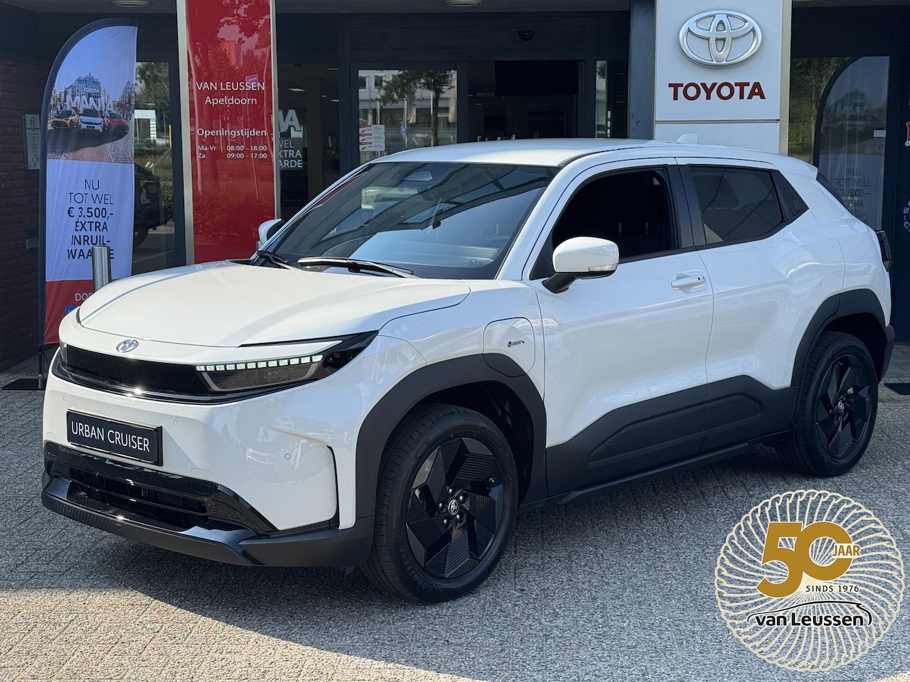 Toyota Urban Cruiser - Dynamic 61 kWh STOEL/STUURVERWARMING BLIND-SPOT KEYLESS WARMTEPOMP CAMERA PARK-SENSOREN NA - AutoWereld.nl