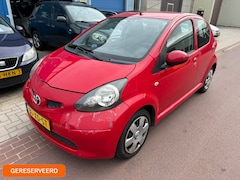 Toyota Aygo - 1.0-12V + 5-deurs met APK 20-06-2027 100% dealer onderhouden met boekjes, wel een beetje o