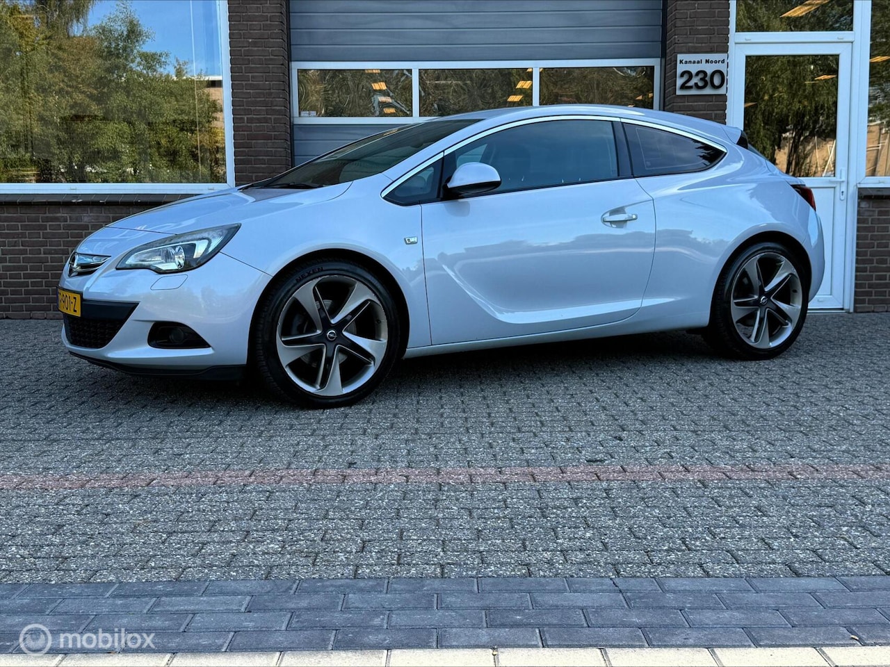 Opel Astra GTC - 1.6 Turbo Sport LEDER/ECC-AIRCO/NAVI/CRUISE - AutoWereld.nl