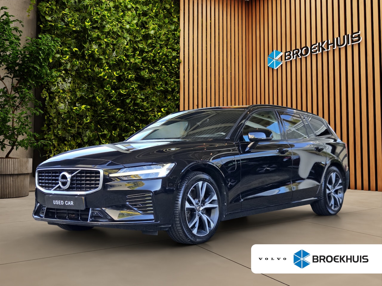 Volvo V60 - 2.0 T8 Twin Engine AWD R-Design | Panoramadak | Harman/Kardon | Camera | 18" Velgen - AutoWereld.nl