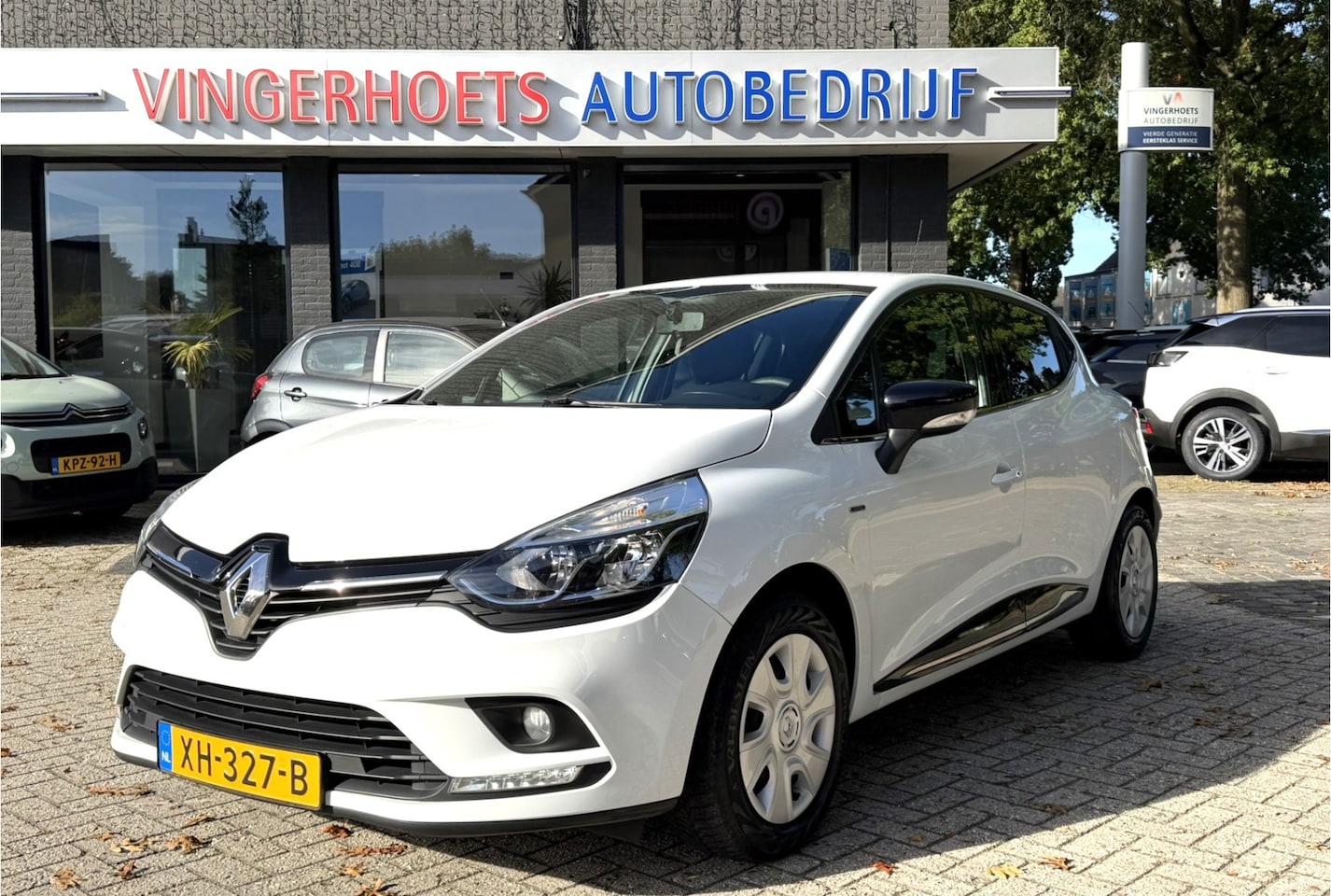 Renault Clio - 0.9 TCe Limited 90 Pk Benzine * Trekhaak * Navigatie * Airco * Cruise Control * Hele Nette - AutoWereld.nl