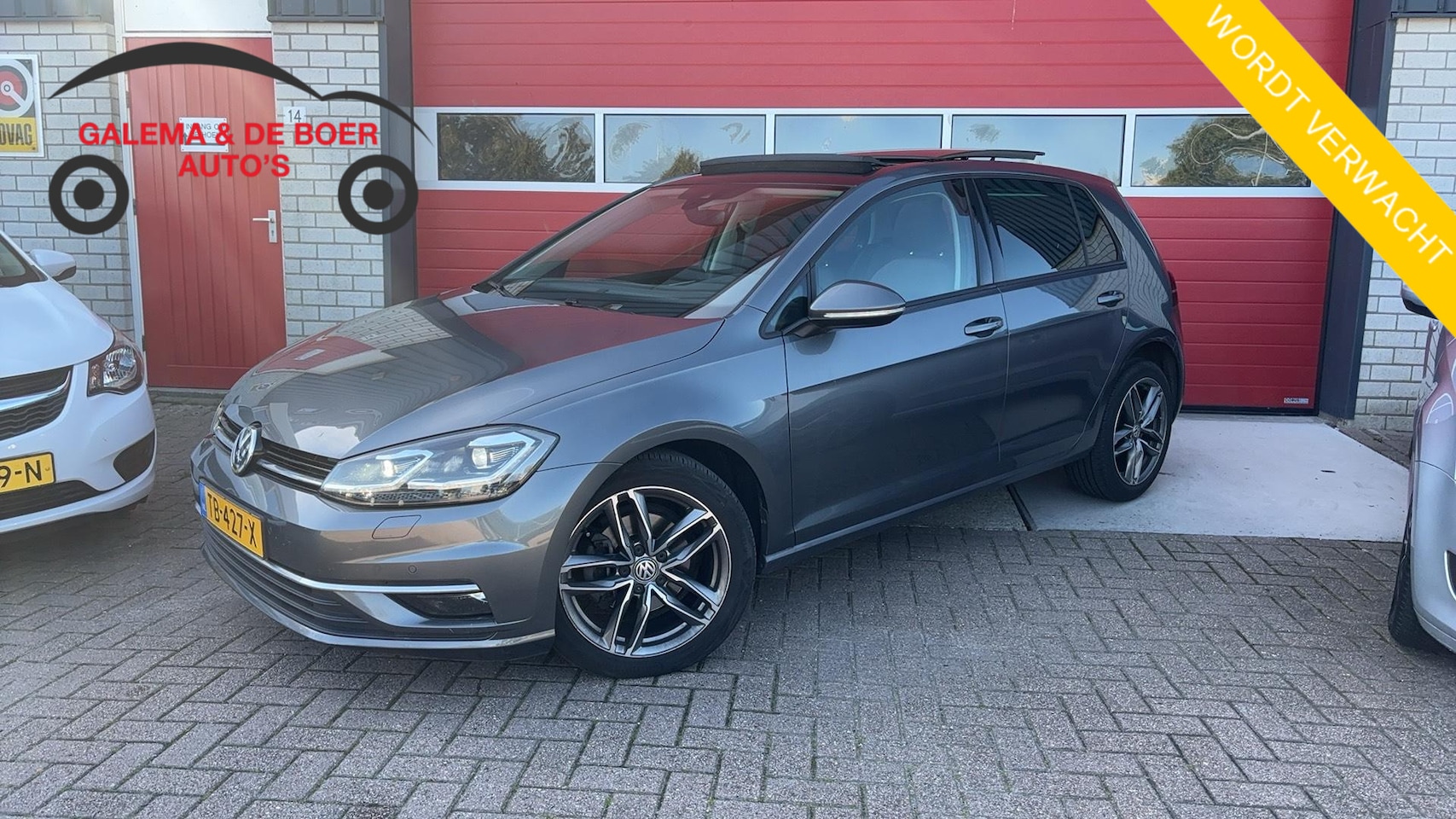 Volkswagen Golf - 1.5 TSI Highline Business AUTOMAAT / PANORAMADAK / KEYLESS / TREKHAAK / FULL LED / CAMERA - AutoWereld.nl