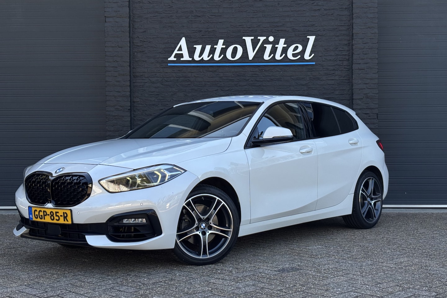 BMW 1-serie - 118i Sportline | Sportleder | Comfort Acces | Stoel+Stuurverwarming | PDC V+A | Carplay - AutoWereld.nl