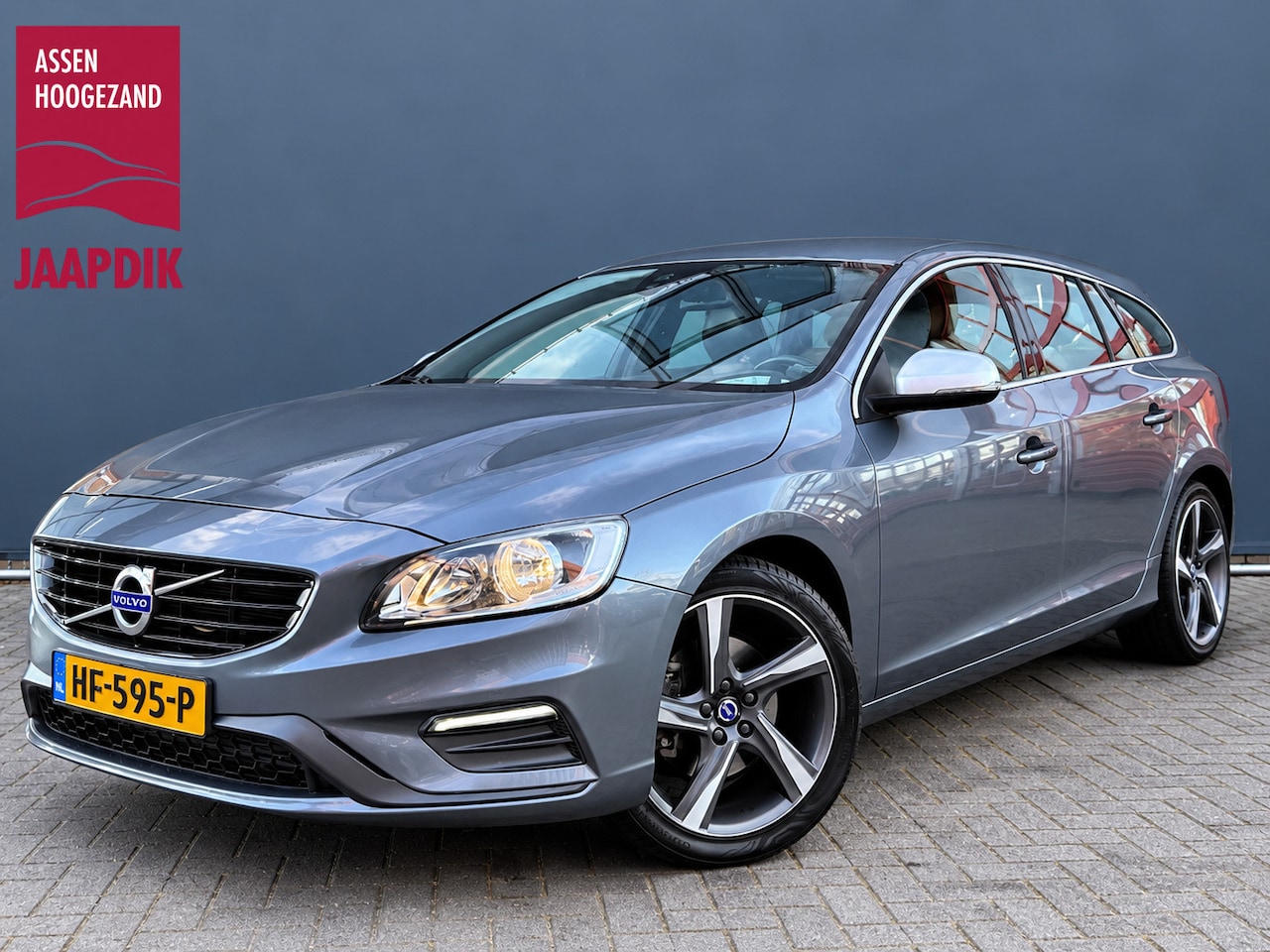 Volvo V60 - BWJ 2015 1.5 T3 SUMMUM R-DESIGN AUTOMAAT TREKHAAK | HALF LEDER | ZWARTE HEMEL | NAVI | CLI - AutoWereld.nl