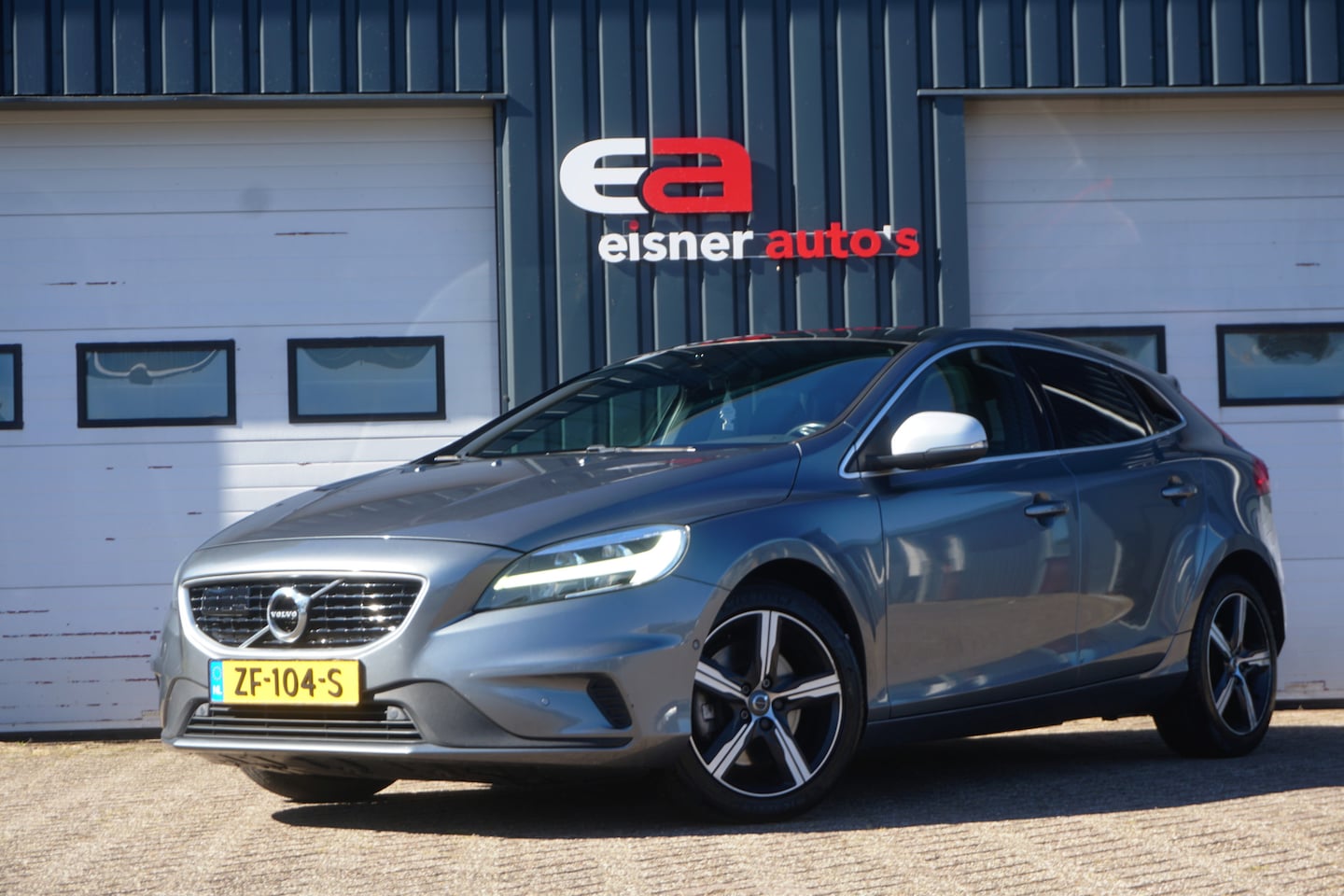 Volvo V40 - 1.5 T3 Polar+ Sport R- Design | PANO | FULL LED | TREKHAAK | LEDER | STOELVERW. | BLIS | - AutoWereld.nl